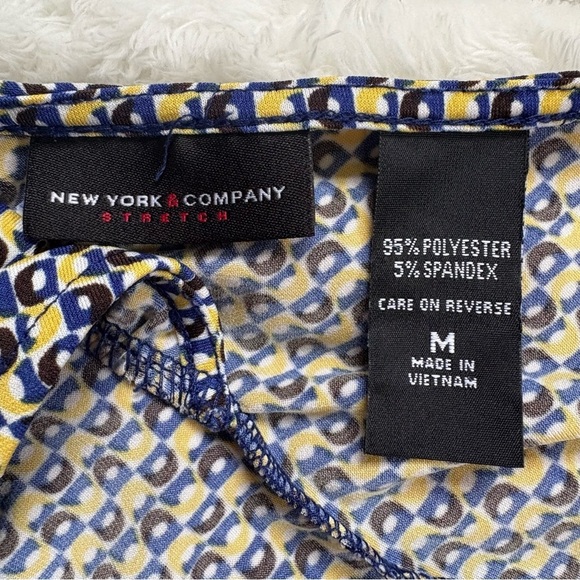 New York & Company Sleeveless Blouse With V Cut Neck Medium - Picture 3 of 6